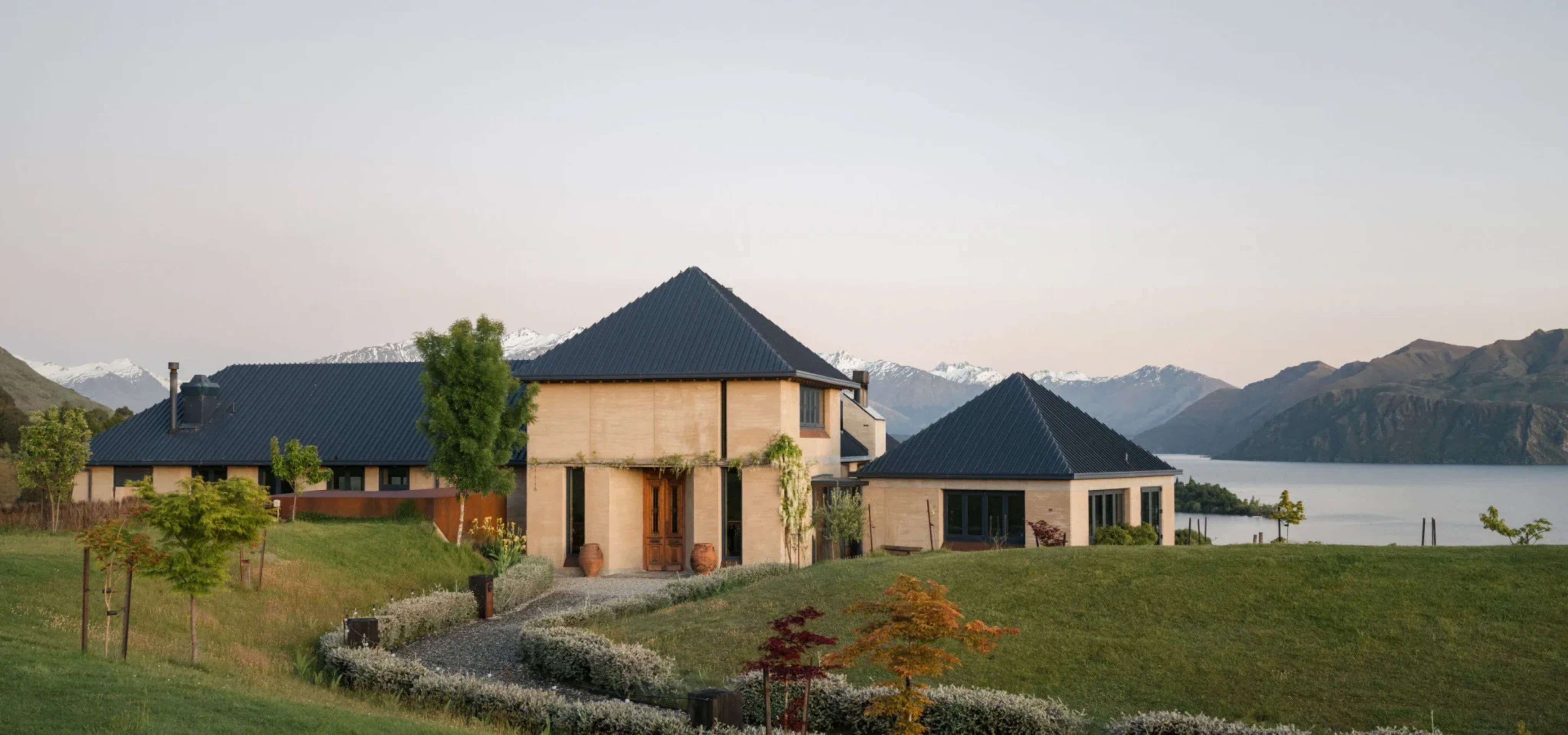 Rippon vineyard and mountains